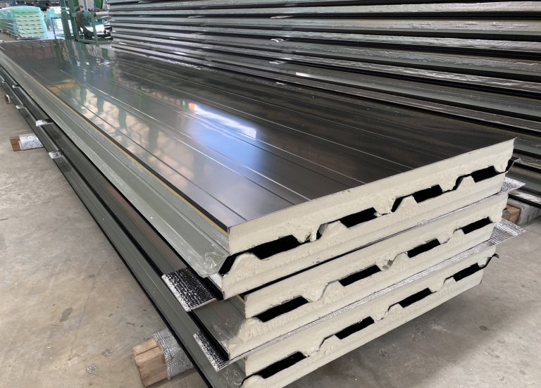 เมทัลชีทพียูโฟม แซนวิช